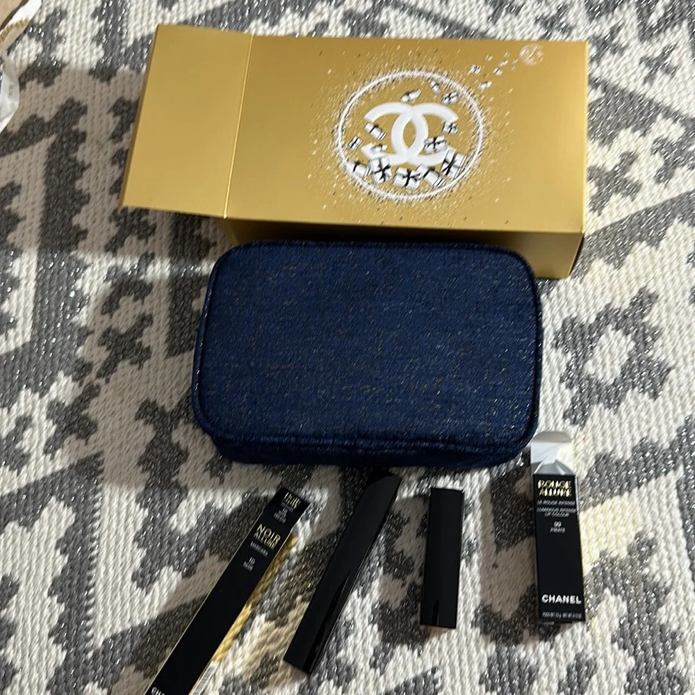 Host pick Chanel Absolute Allure Make Up Set Christmas Holiday 2023 Limited - Picture 7 of 7